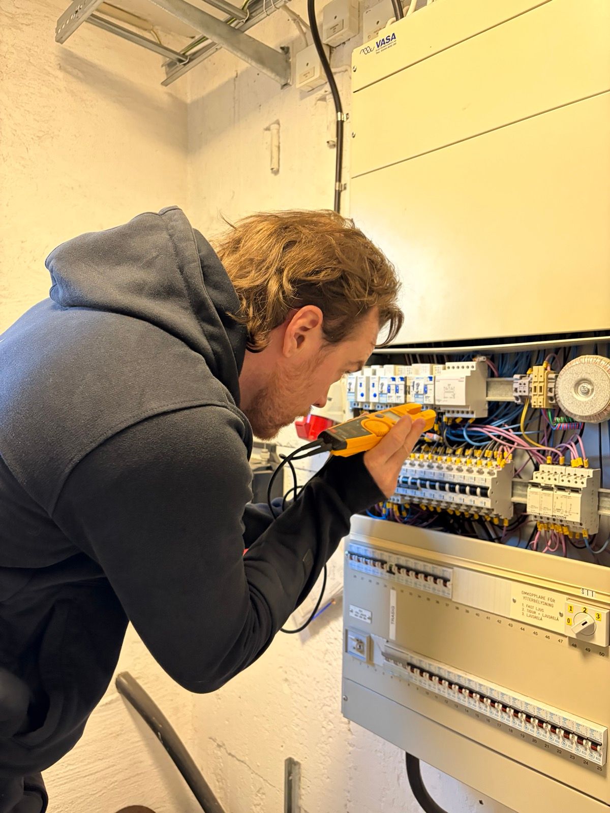 Patrik Lundberg felsöker en automatcentral med multimeter